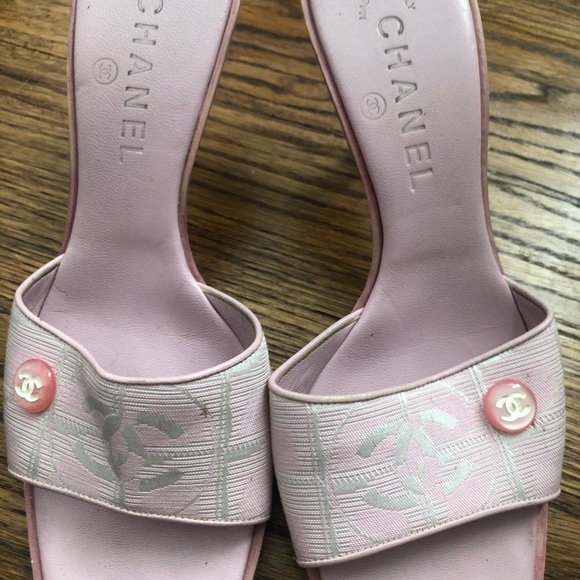 CHANEL Shoes - Chanel Kitten heel